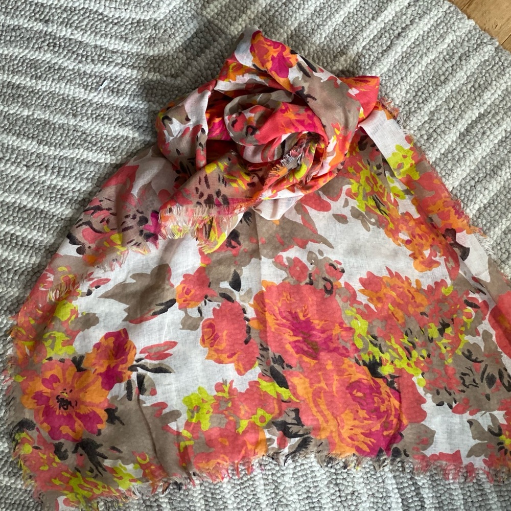 NWOT Gorgeous Floral Scarf